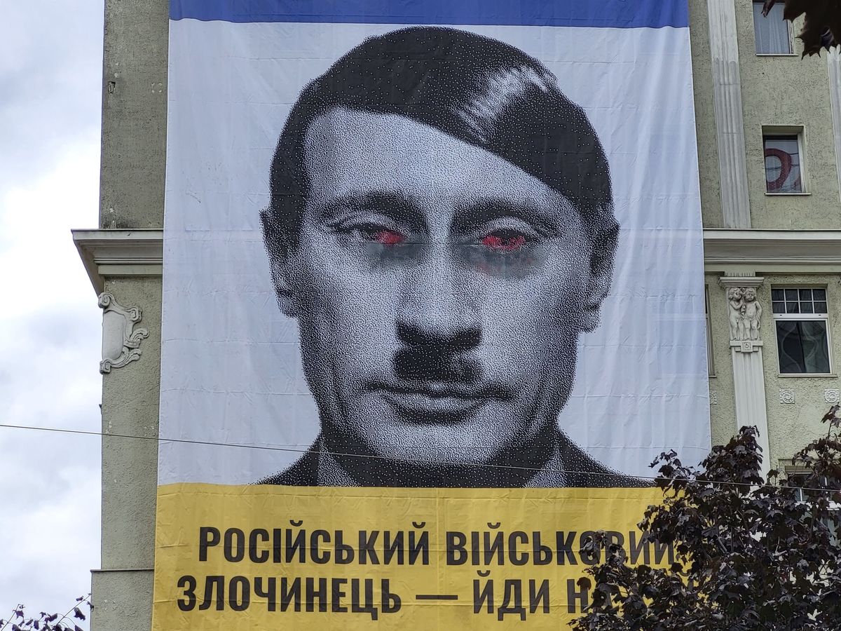 Baner z wizerunkiem Putina w centrum Poznania