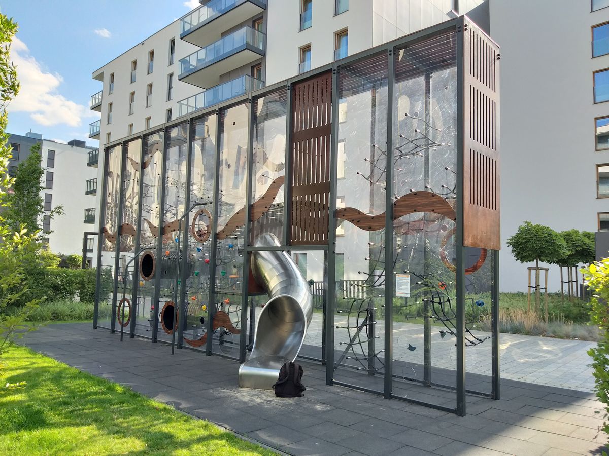 W Gdańsku Oliwie powstał plac zabaw, który przypomina terrarium dla dzieci.