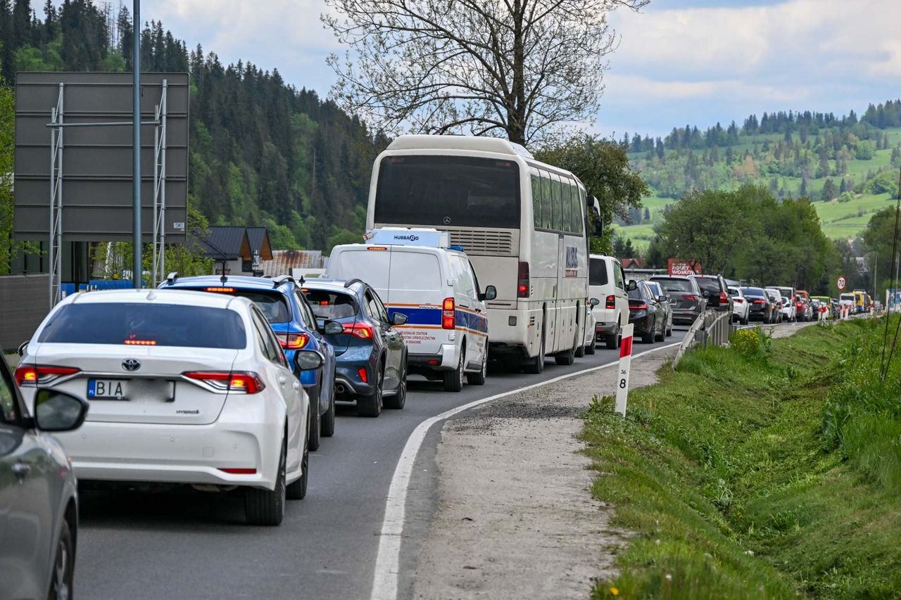 Gigantyczne korki na zakopiance. Koszenie trawy i wyrównywanie poboczy paraliżują ruch w Białym Dunajcu i Zakopanem