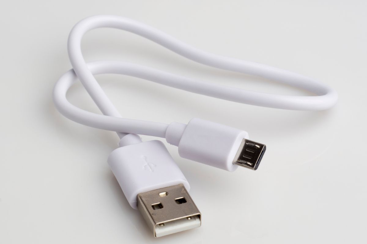 Kabel USB ładuje smartfony i inne urządzenia