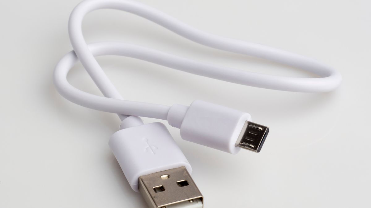 Kabel USB ładuje smartfony i inne urządzenia