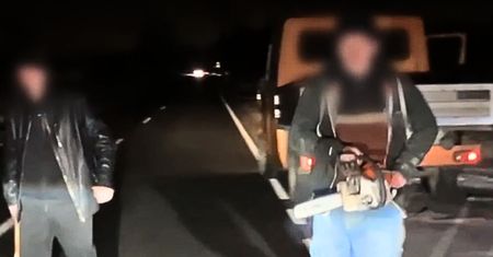 Kierowca nagrał agresorów. Ruszyli na niego z piłą łańcuchową i siekierą