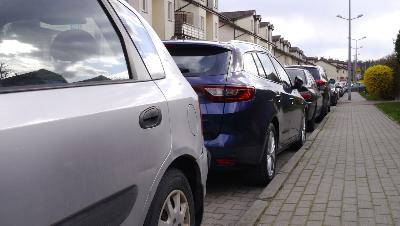 Parkowanie zbyt blisko okien może zostać uznane za wykroczenie