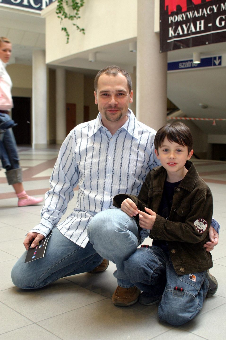 Jarosław Kulczycki z synem, Filipem. Zdjęcie z 2004 roku