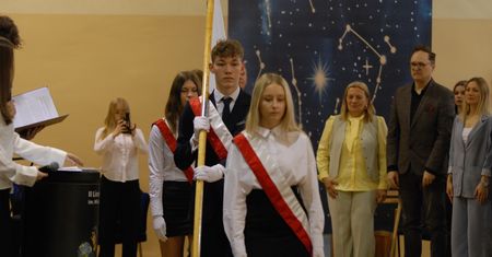 Maturzyści pożegnali szkołę. Uroczyste zakończenie roku w II LO we Włocławku