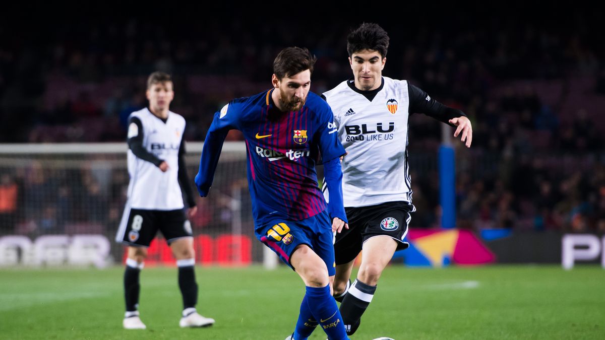 Lionel Messi (FC Barcelona) przy piłce i Carlos Soler (Valencia CF)