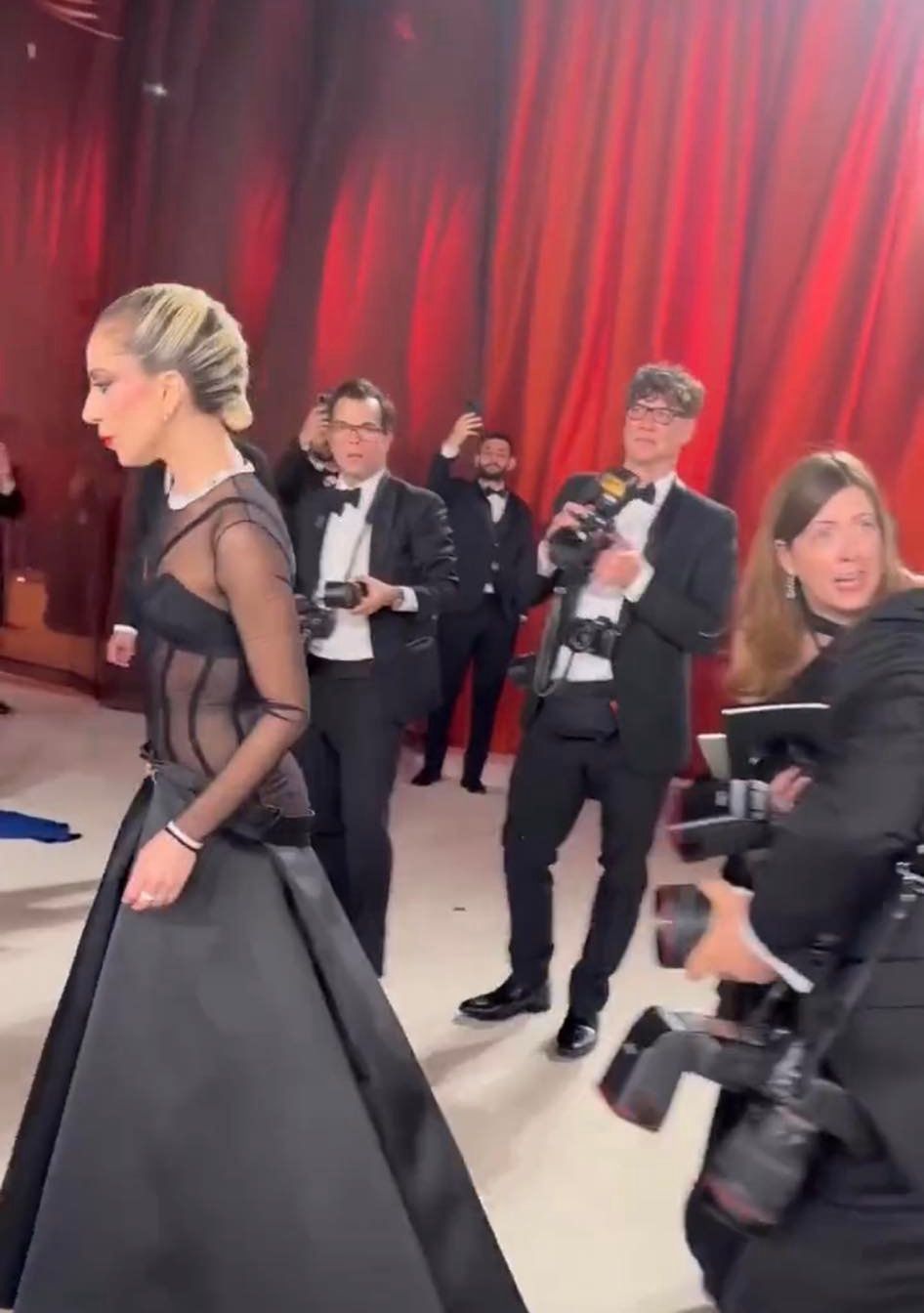 Lady Gaga pomaga fotoreporterowi na czerwonym dywanie