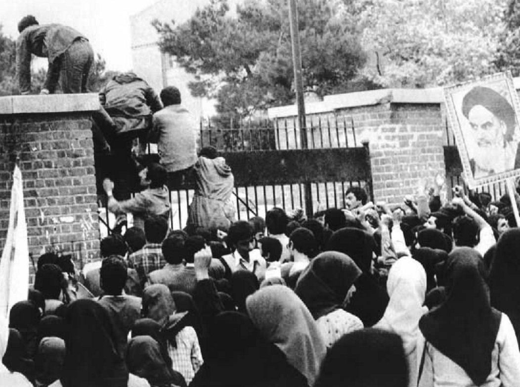 Tłum wdziera się na teren amerykańskiej ambasady w Teheranie - 4 listopada 1979 r.