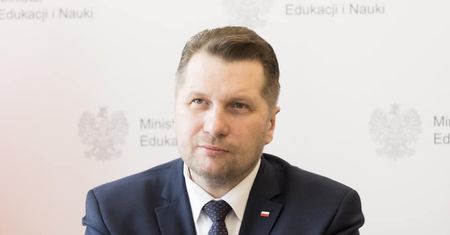 Przemysław Czarnek atakuje Donalda Tuska. "Niech się edukuje i pouczy trochę"