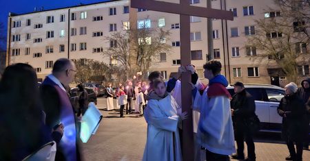 Radom: Tłumy wiernych na Drodze Krzyżowej na osiedlu Nad Potokiem