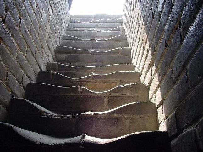 Schody Wielkiego Muru Chińskiego. Łączna długość budowli wynosi 8851,8 km. Zadaniem muru była ochrona północnych Chin przed najazdami ludów z Wielkiego Stepu.