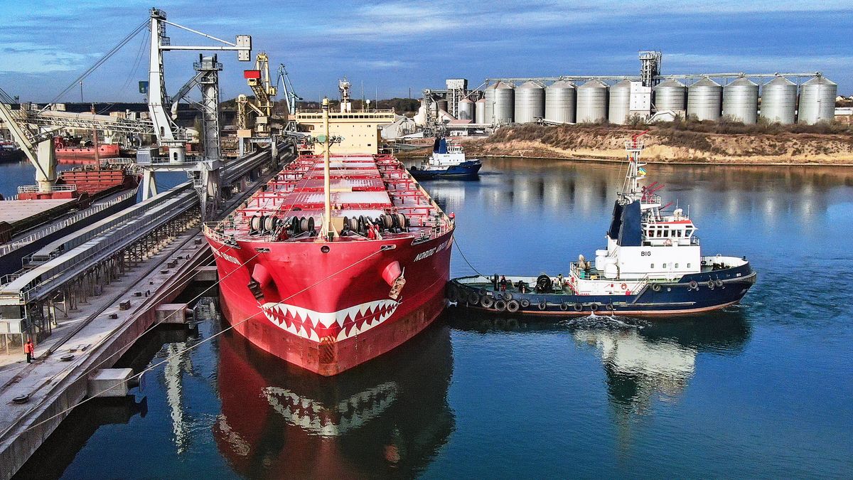 Statek z ukraińską kukurydzą, szykujący się do opuszczenia portu w Czarnomorsku - zdjęcie ilustracyjne z 2020 roku