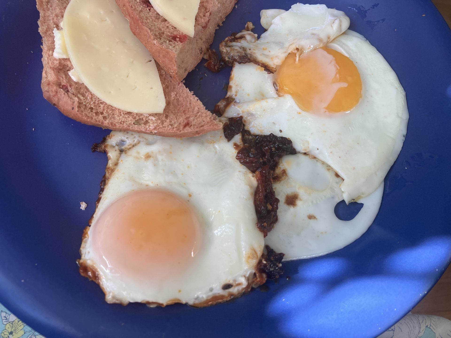 Gotowe jajka sadzone przełożyłam na talerz