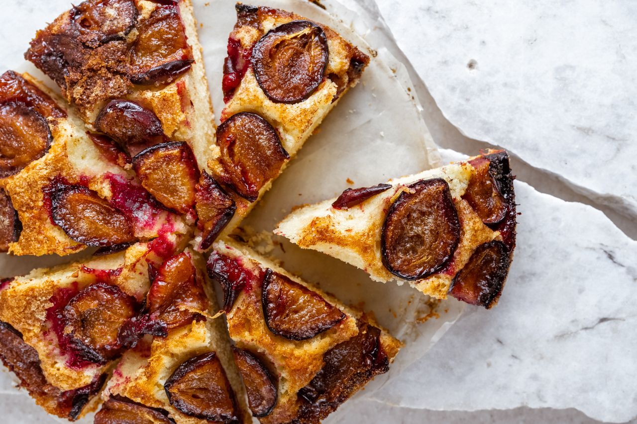 Upside-down plum cake: A summer delight for any occasion