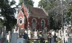 Lipno. Zbiorowa kwarantanna w budynku przy cmentarzu