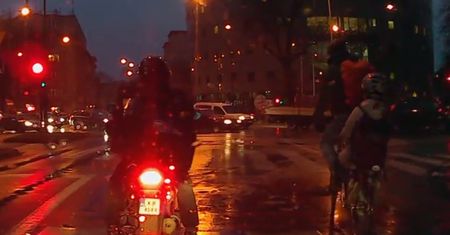 Ojciec z dzieckiem przejeżdża na rowerze na czerwonym świetle [WIDEO]