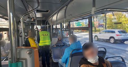 Nowe obostrzenia jednak bez ograniczeń w transporcie zbiorowym. Rząd zmienił plan