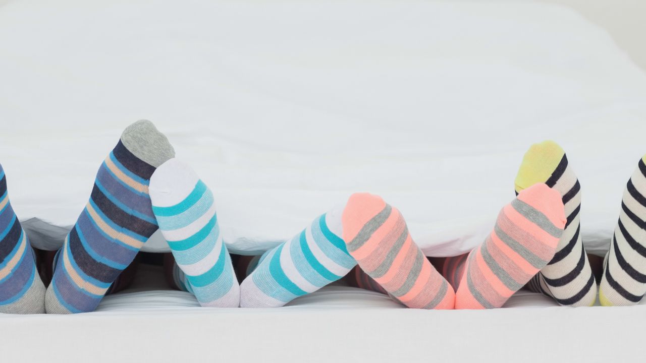 Chcesz szybciej zasnąć? Załóż skarpetki na noc