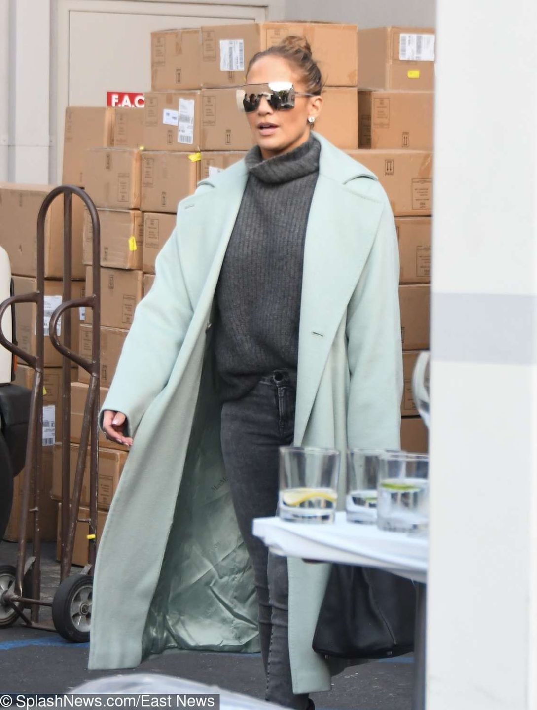 Jennifer Lopez w miętowym płaszczu na zakupach w Los Angeles