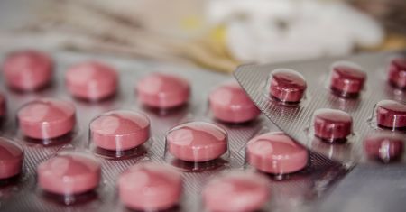 Leki w sklepach dozwolone od 16. roku życia? Samorząd aptekarski chce wprowadzić zakaz