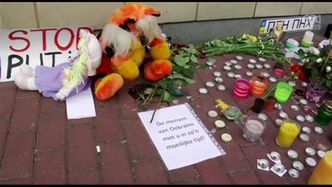 Kwiaty przed ambasadą Holandii w hołdzie tym, którzy zginęli w katastrofie samolotu.