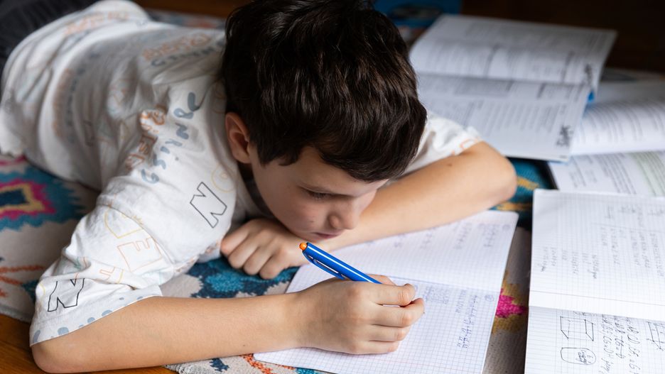 Dyskalkulia objawia się m.in. problemami z liczeniem i liczbami oraz trudnością z rozpoznawaniem wzorców liczbowych