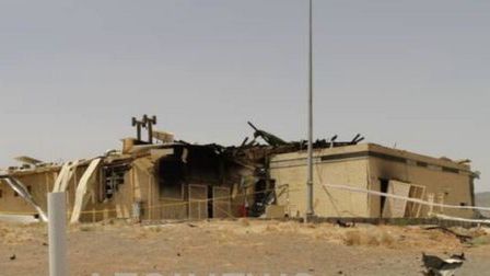 Zdjęcie spalonego budynku na terenie instalacji do wzbogacania uranu w Natanz.