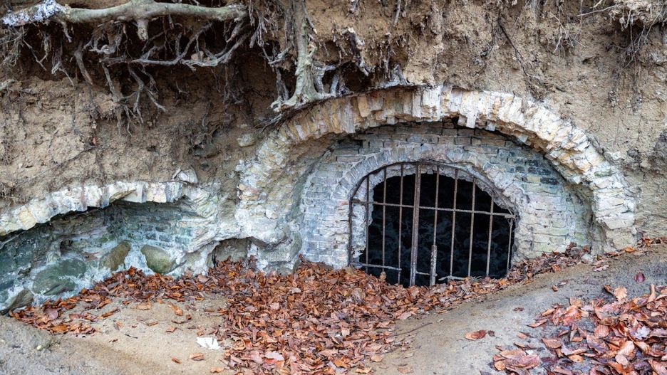 Wejście do dawnej lodowni w zboczu góry