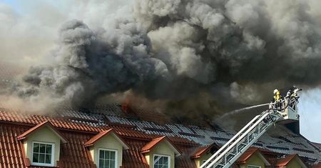 Duży pożar hotelu w Nałęczowie. Dym widać z wielu kilometrów. W akcji ponad 20 zastępów straży pożarnej