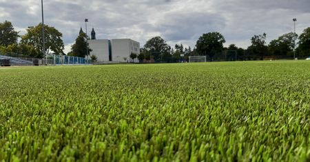 Boisko Młodzieżowego Ośrodka Sportowego na Śródce z nową murawą