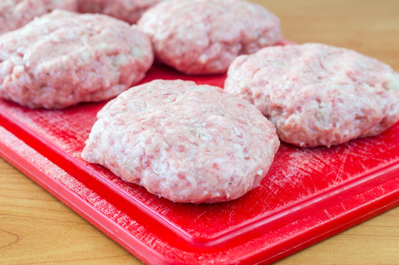 Raw minced meat cutlets - add one ingredient before frying