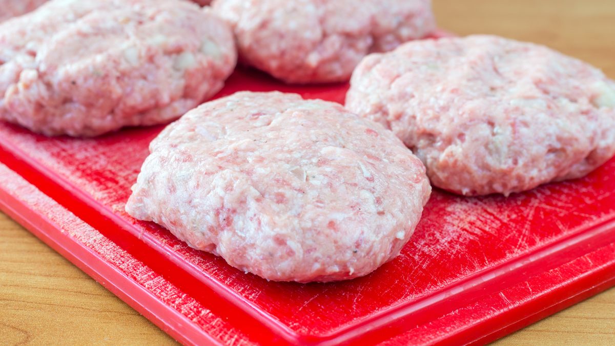 Surowe kotlety mielone - przed smażeniem dodaj 1 składnik