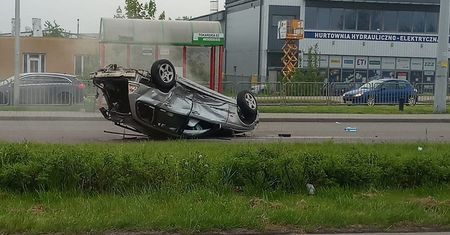 Dachowanie na ul. Mełgiewskiej. Wjechał na skrzyżowanie na czerwonym świetle