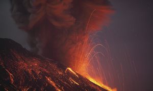 Słup popiołu i dymu miał ponad 4 km. Ostrzeżenie przed opadami popiołu