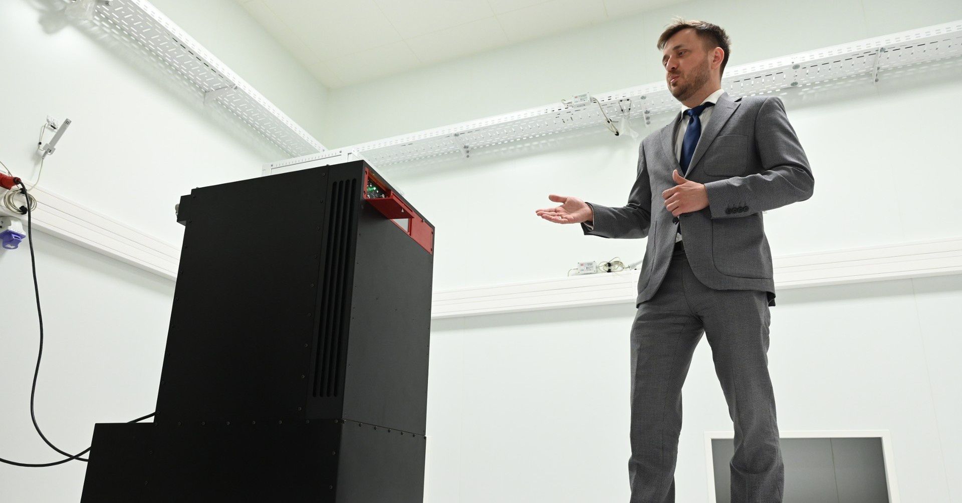 W Głównym Urzędzie Miar w Kielcach pojawiło się wyjątkowe urządzenie - maser wodorowy. Na zdjęciu Piotr Ziółkowski, dyrektor generalny Głównego Urzędu Miar.