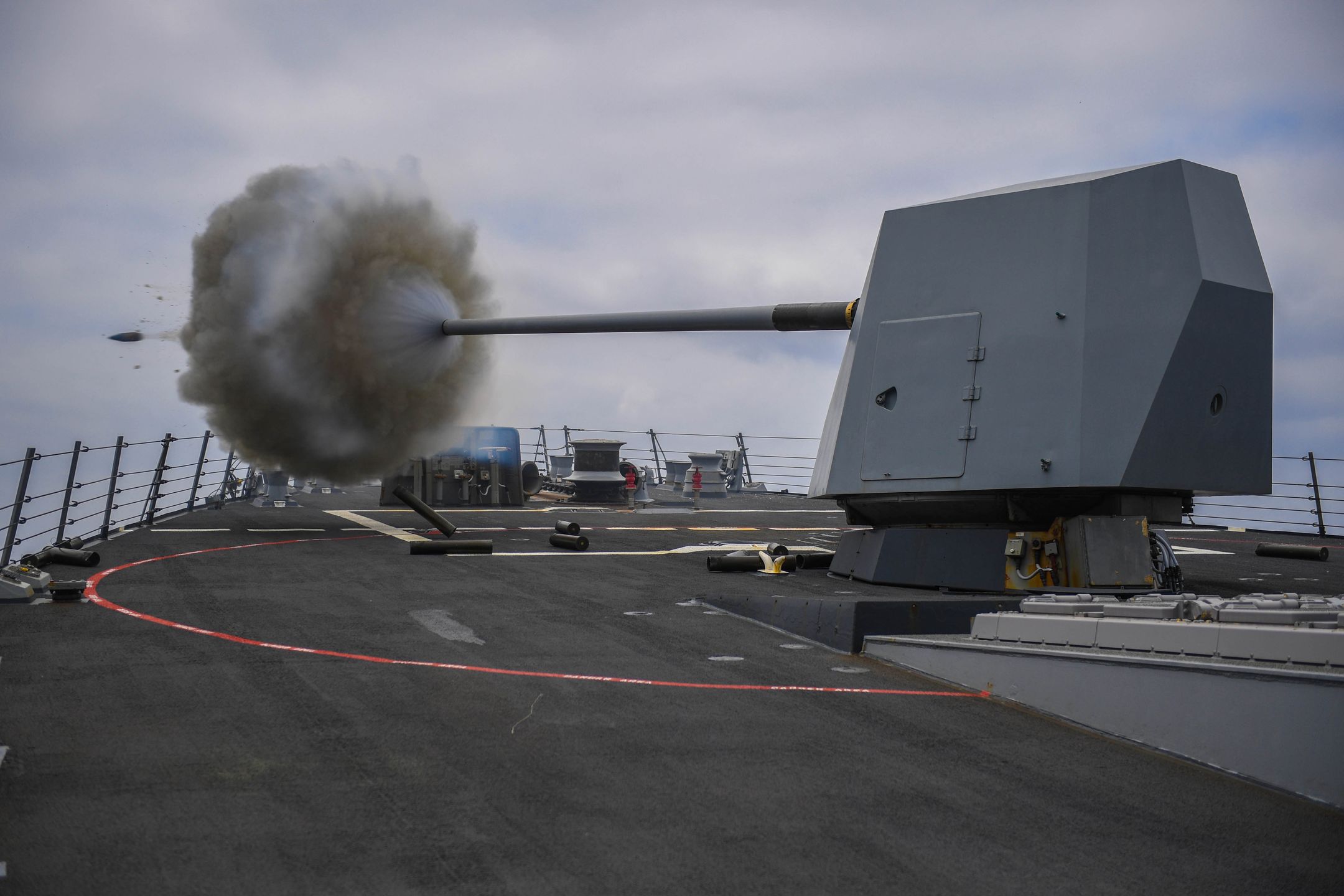 Strzelania z armaty automatycznej Mark 45 na USS Bainbridge DDG