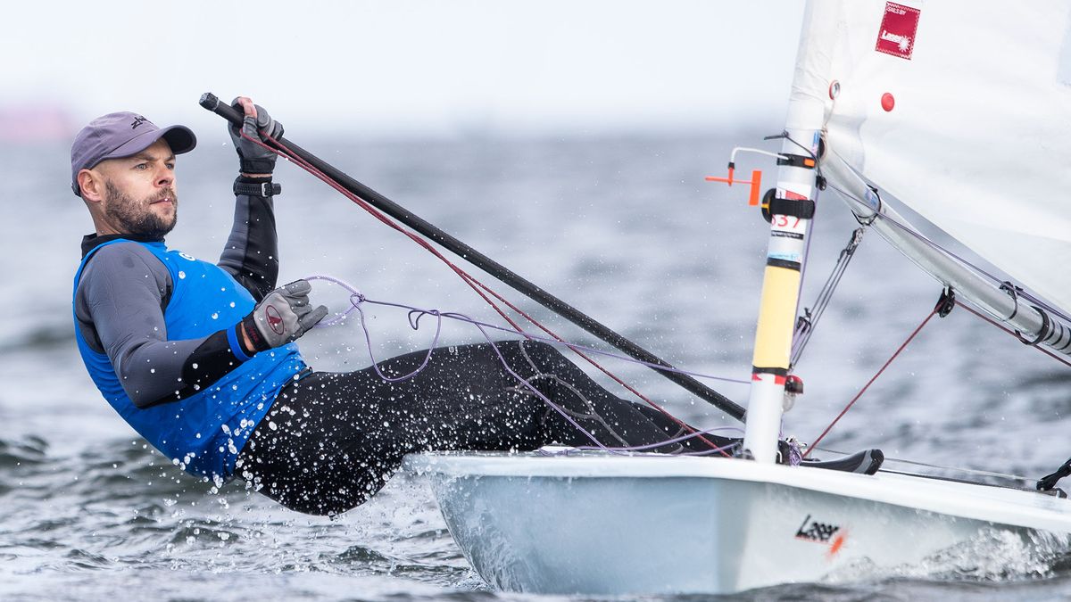 Zdjęcie okładkowe artykułu: Materiały prasowe / Robert Hajduk / Na zdjęciu: Marcin Rudawski na jachcie klasy Laser Radial