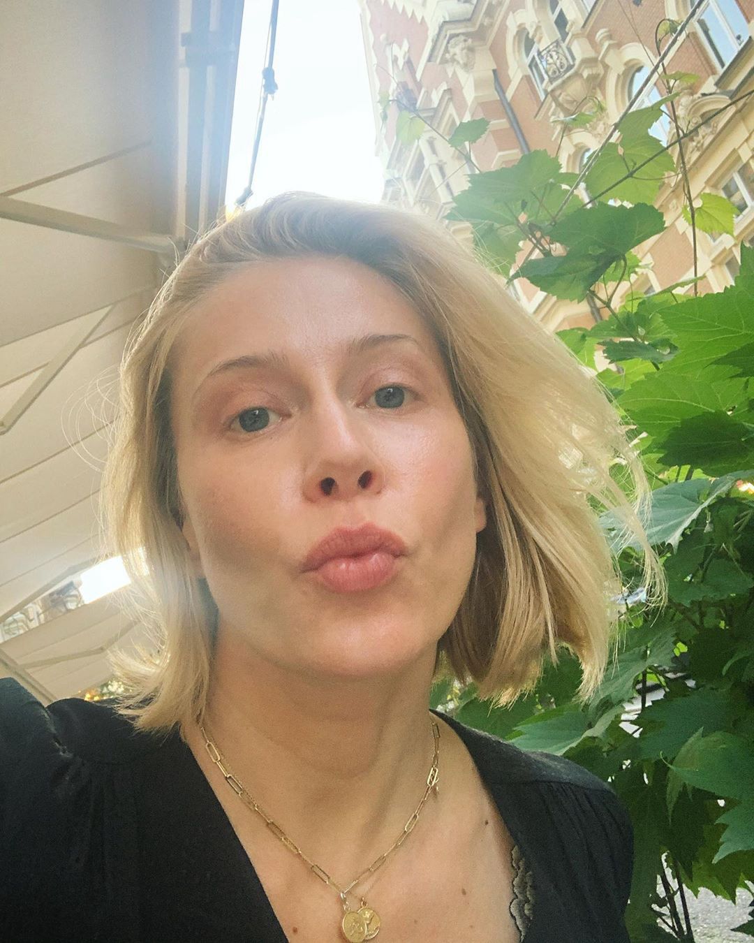 Kasia Warnke skomentowała zamieszczenie tęczowych flag na warszawskich pomnikach