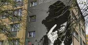 Tychy. Mural ozdobi jeden z bloków, hołd dla Ryśka Riedla