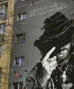 Tychy. Mural ozdobi jeden z bloków, hołd dla Ryśka Riedla