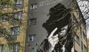 Tychy. Mural ozdobi jeden z bloków, hołd dla Ryśka Riedla