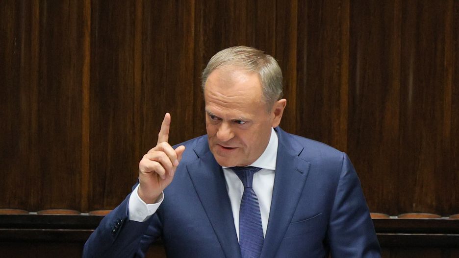 Warszawa, 09.05.2024. Premier Donald Tusk przemawia na sali obrad Sejmu w Warszawie, 9 bm. Posłowie zajmują się wnioskiem o wyrażenie wotum nieufności wobec minister klimatu i środowiska Pauliny Hennig-Kloski. (aldg) PAP/Paweł Supernak