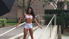 Jej pasją jest kulturystyka, ale 20-latka lubi także pozować przed kamerą