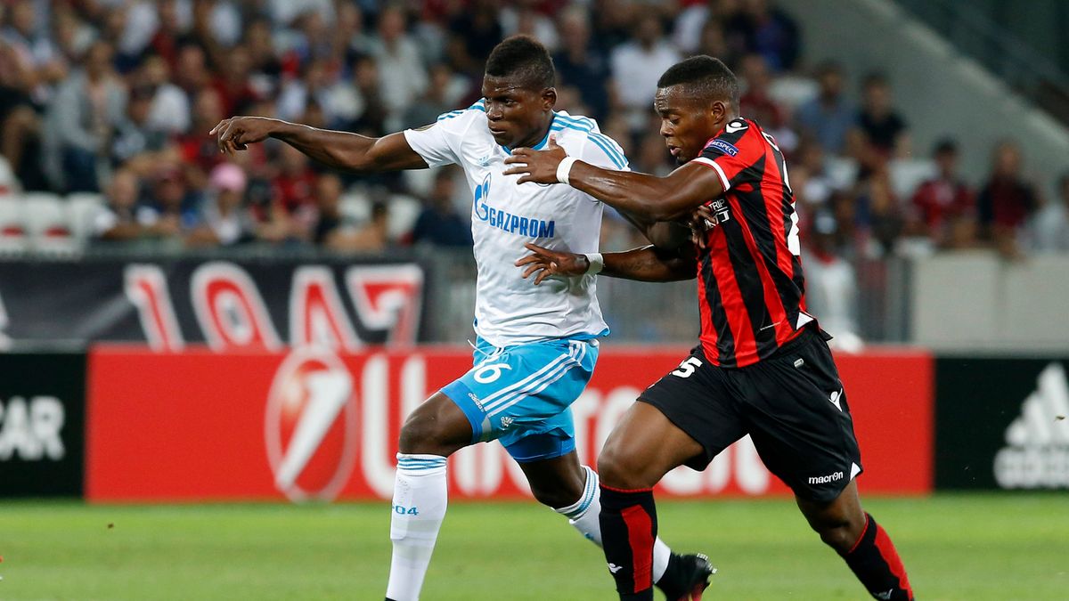 PAP/EPA /  	PAP/EPA/SEBASTIEN NOGIER / Wylan Cyprien (po prawej) i Breel Embolo (po lewej)