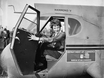 Amelia Earhart jako pierwsza kobieta na świecie pokonała samolotem Ocean Atlantycki.