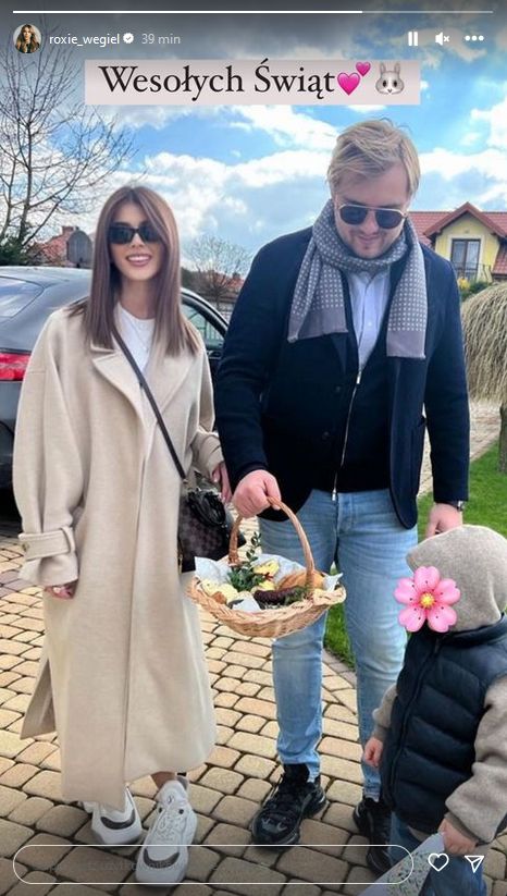Roksana Węgiel i Kevin Mglej z koszykiem wielkanocnym 