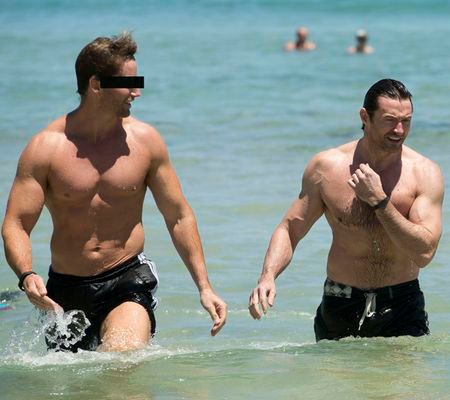 Hugh Jackman na plaży w Sydney
