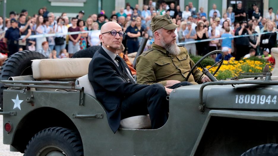 Scena była pełna detali - stroje, rekwizyty, a przede wszystkim emocje - wszystko to sprawiło, że uczestnicy wydarzenia poczuli się jak świadkowie wydarzeń sprzed ośmiu dekad.