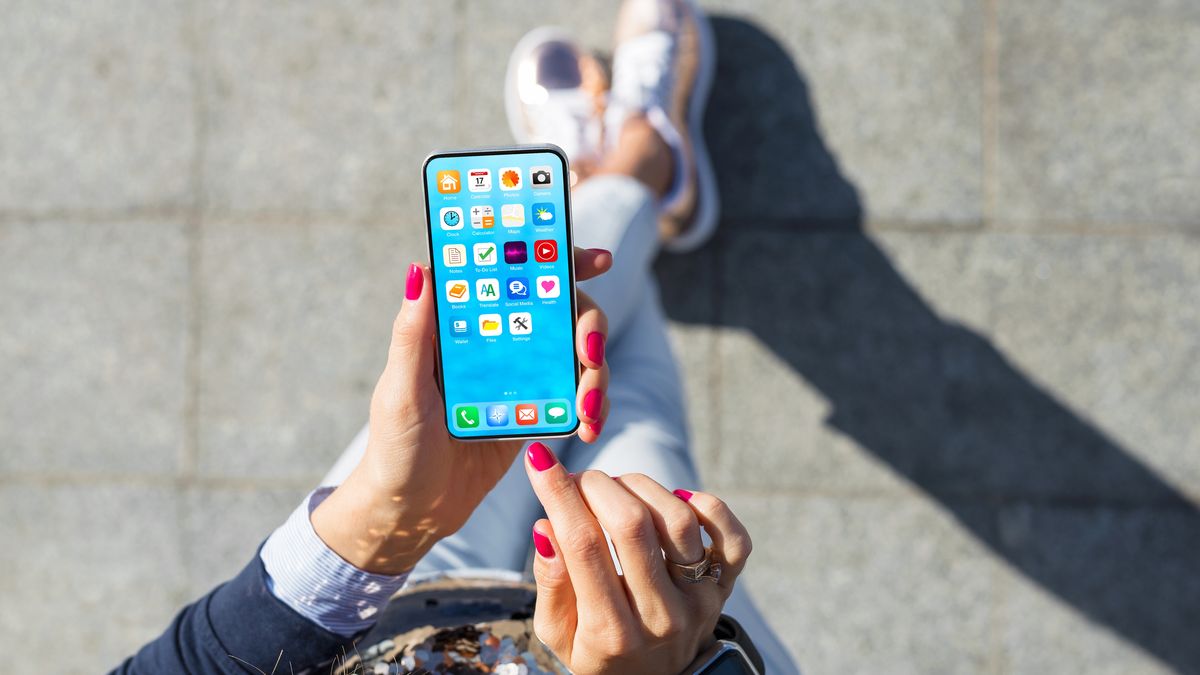 T-Mobile, Orange i Plus zyskali nowych abonentów. Stracił za to Play