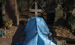 Zafoliowali groby na cmentarzu. Szykują się na Wszystkich Świętych?